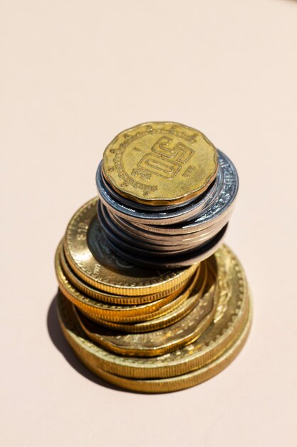 Anordnung mexikanischer Münzen mit hohem Winkel