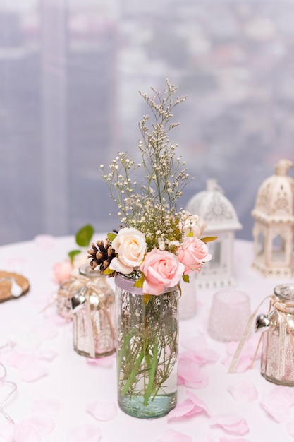 Anordnung mit Blumen auf dem Tisch