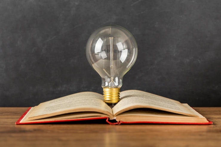 Kostenlose Foto anordnung mit buch und glühbirne