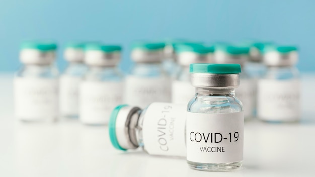 Anordnung mit Coronavirus-Impfstoffflasche