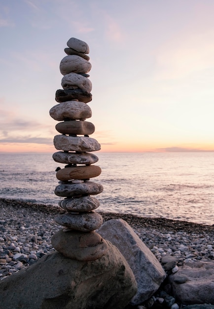 Anordnung mit Kieselsteinen am Meer