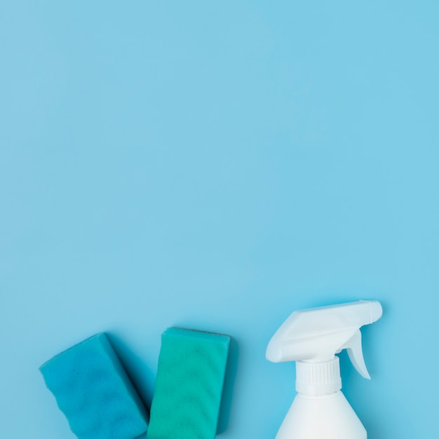 Anordnung mit Reinigungsprodukten auf blauem Hintergrund