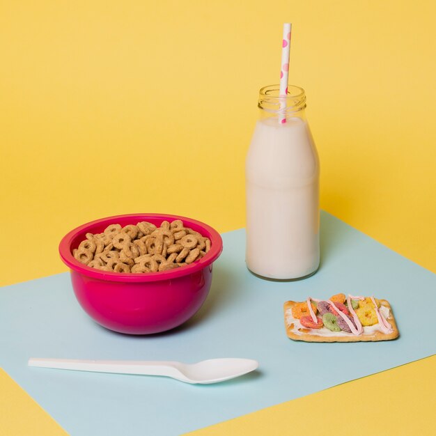 Anordnung mit Schüssel und Flasche Milch