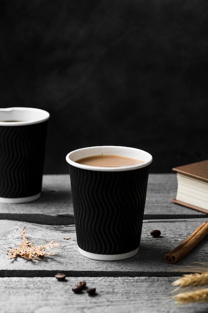 Anordnung mit Tasse Kaffee auf hölzernem Hintergrund