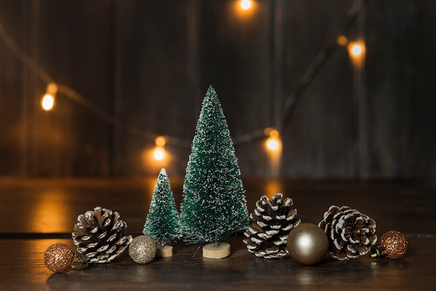 Anordnung mit Weihnachtsbäumen und Lichtern
