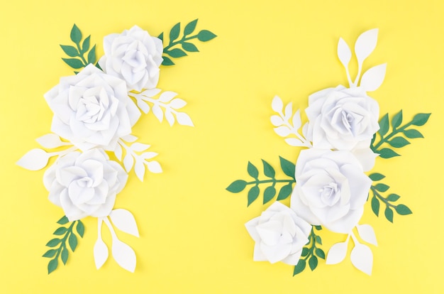 Anordnung mit weißen Blumen und gelbem Hintergrund