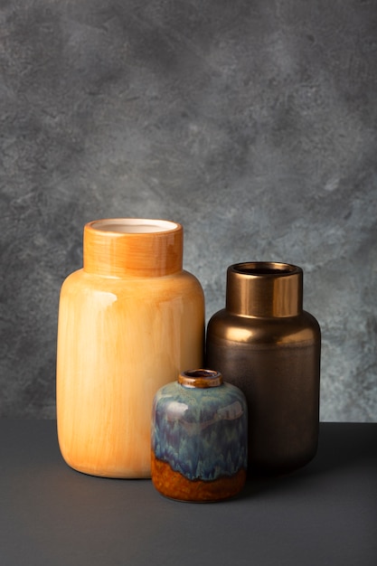 Anordnung moderner Vasen hautnah