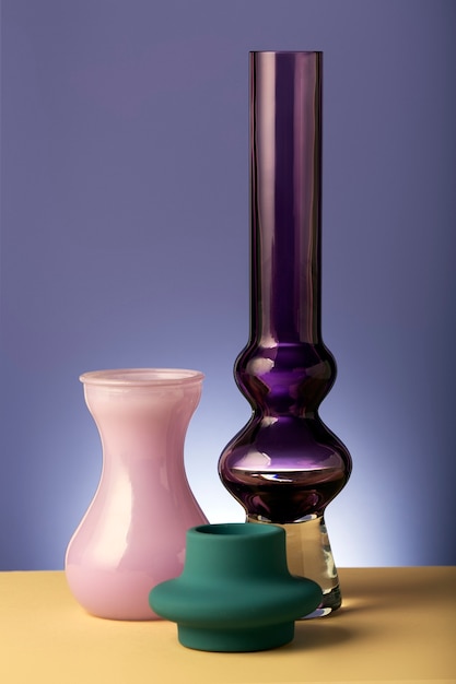 Kostenloses Foto anordnung moderner vasen hautnah
