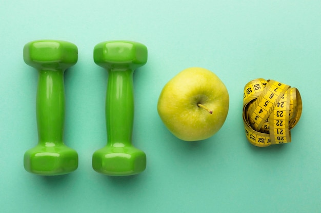 Anordnung verschiedener Ernährungselemente und ein Apfel