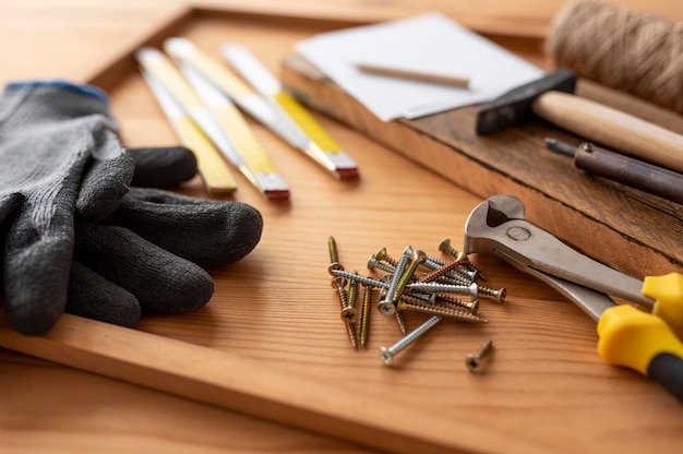 Anordnung verschiedener handwerklicher Werkstattobjekte