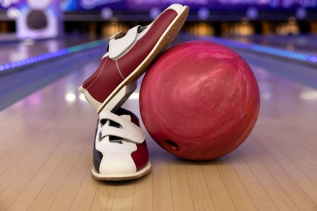 Anordnung von Bowlingkugeln und Schuhen