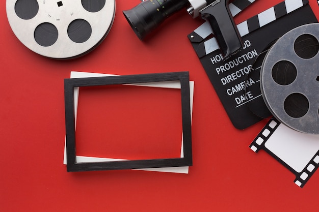 Anordnung von Filmelementen und Rahmen auf rotem Hintergrund