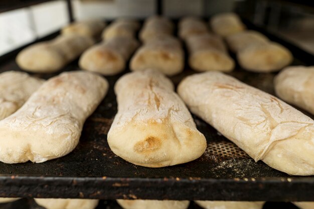 Anordnung von frisch gebackenem Brot