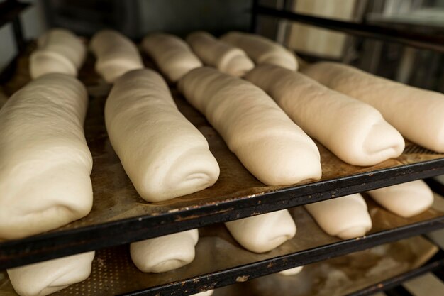 Anordnung von frisch gebackenem Brot