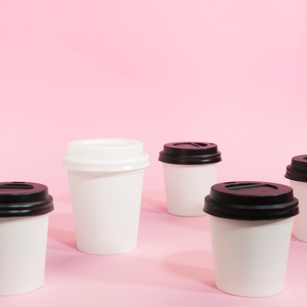 Anordnung von Kaffeetassen für Individualitätskonzept