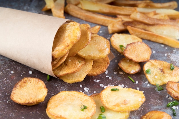 Anordnung von Kartoffelpommes und Kartoffelchips