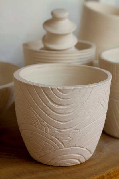 Anordnung von Keramikvasen mit hohem Winkel
