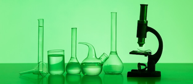 Anordnung von Laborglaswaren und Mikroskopen