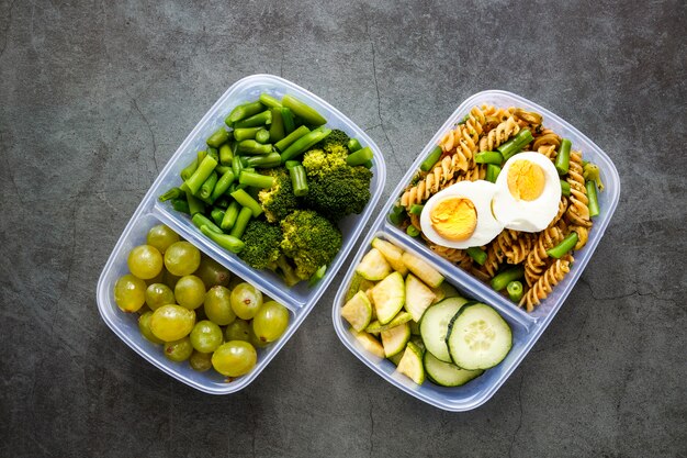 Anordnung von leckerem Batch-Essen gekocht