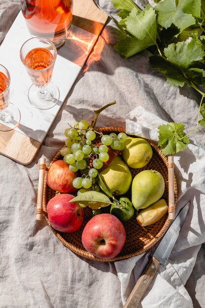 Anordnung von leckeren Picknick-Leckereien auf einer Decke