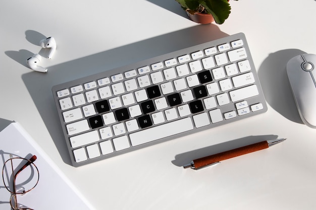 Anordnung von Tastatur und Maus von oben