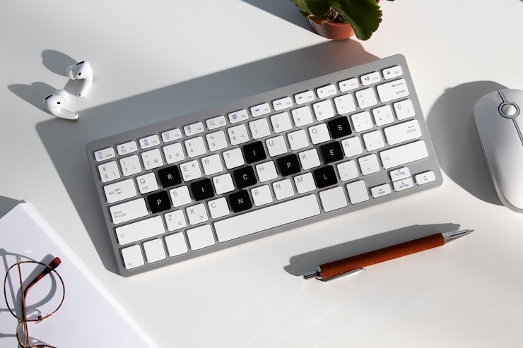 Kostenlose Foto anordnung von tastatur und maus von oben