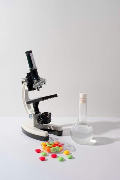 Anordnung zum Weltwissenschaftstag mit Mikroskop und Kopierraum