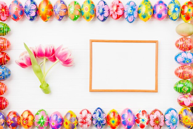 Ansammlung farbige Eier an den Rändern, am Rahmen und an den Blumen