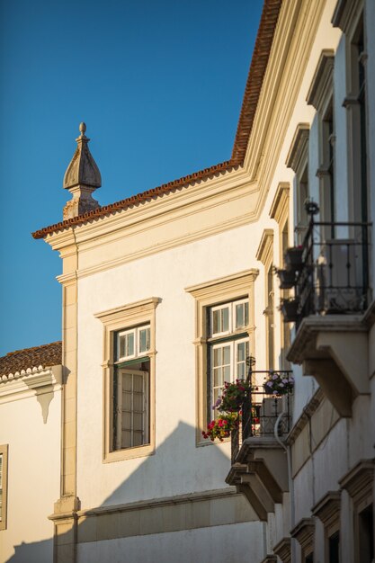 Ansicht auf Architektur auf Altstadtstraße in Faro, Algarve, Portugal.