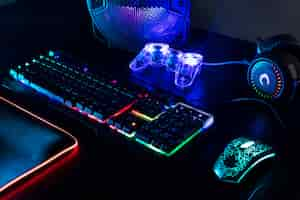 Kostenloses Foto ansicht der beleuchteten neon-gaming-tastatur und des controllers