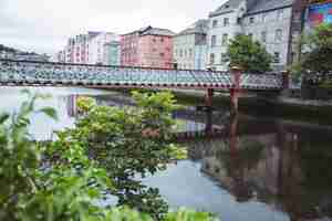 Kostenloses Foto ansicht der brücke über den see