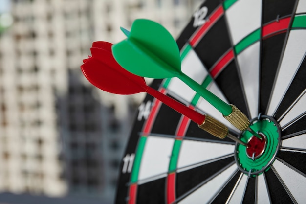 Kostenloses Foto ansicht der dartscheibe mit bullseye-pfeilspitzen