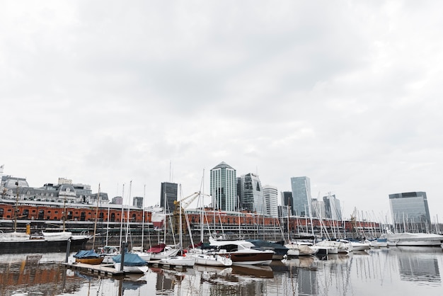 Ansicht der Hafenskyline mit Booten