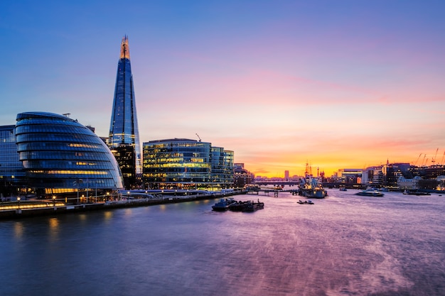 Kostenloses Foto ansicht der londoner stadt bei sonnenuntergang.