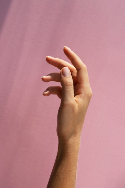 Kostenloses Foto ansicht der menschlichen hand vor klarem hintergrund