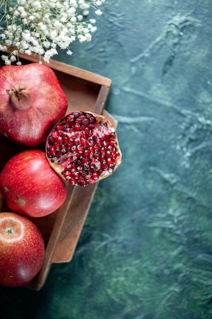 Ansicht der oberen hälfte frische granatäpfel auf holzbrett auf dem tisch