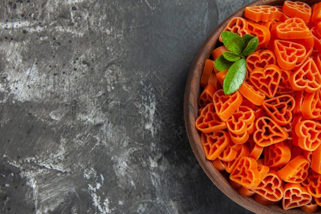 Ansicht der oberen Hälfte herzförmige rote italienische Pasta