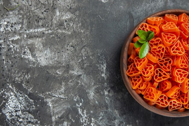 Ansicht der oberen Hälfte herzförmige rote italienische Pasta
