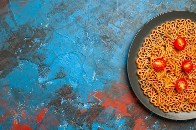 Ansicht der oberen Hälfte italienische Pasta Herzen geschnitten Kirschtomaten