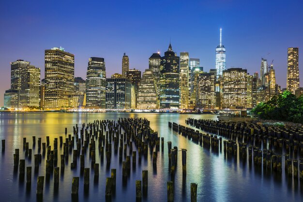 Ansicht der Skyline der Innenstadt von New York City Manhattan in der Abenddämmerung, USA.