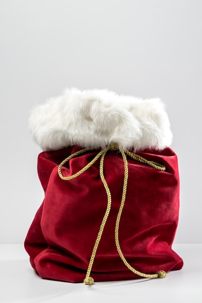 Kostenloses Foto ansicht der weihnachtsmann-tasche mit geschenken