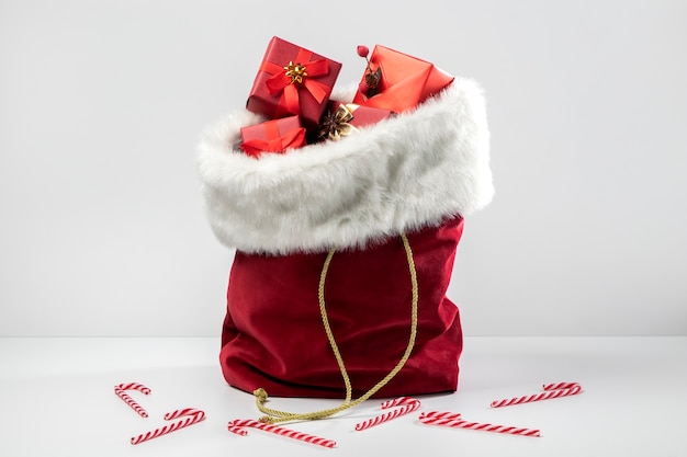 Ansicht der Weihnachtsmann-Tasche mit Geschenken