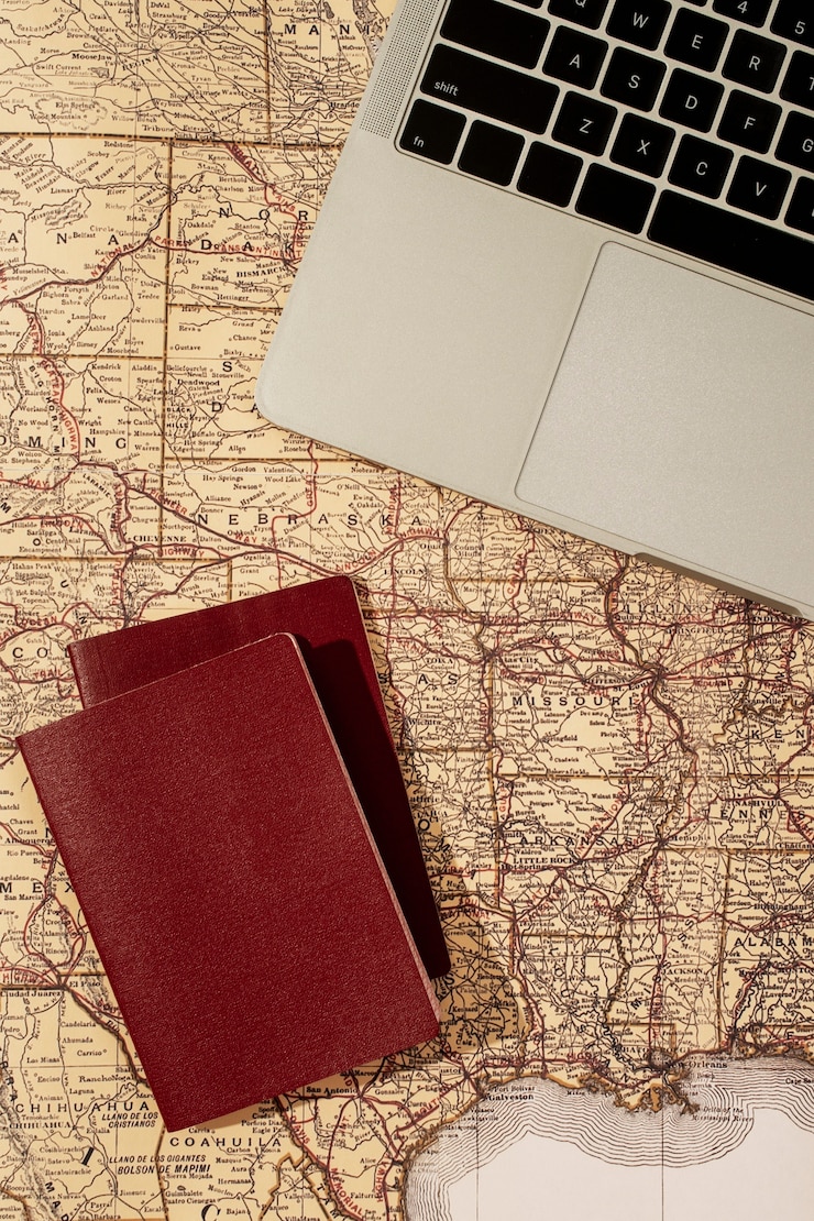 Kostenlose Foto ansicht der weltreisekarte mit laptop und pässen