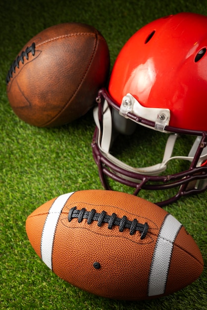 Kostenloses Foto ansicht des american-football-balls mit helm