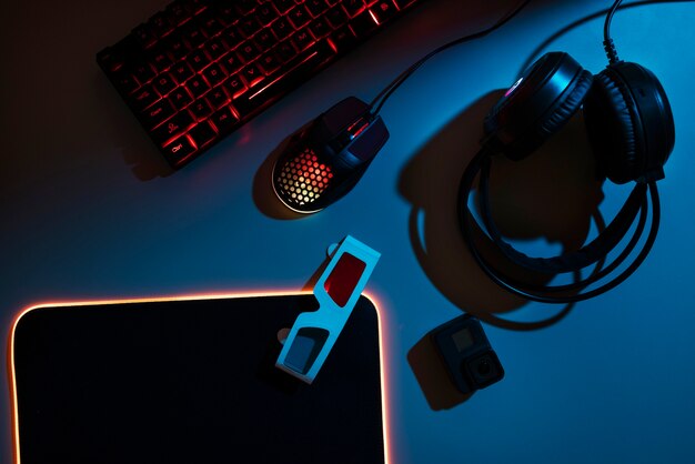 Ansicht des beleuchteten Neon-Gaming-Tastatur-Setups und der 3D-Brille