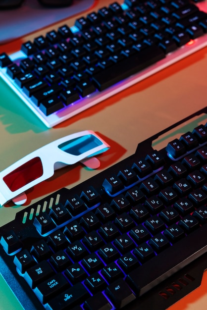 Ansicht des beleuchteten Neon-Gaming-Tastatur-Setups und der 3D-Brille