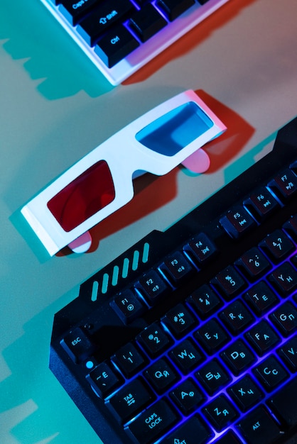 Ansicht des beleuchteten Neon-Gaming-Tastatur-Setups und der 3D-Brille