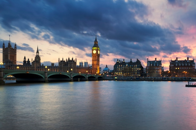 Ansicht des Big Ben-Glockenturms in London bei Sonnenuntergang, Großbritannien.
