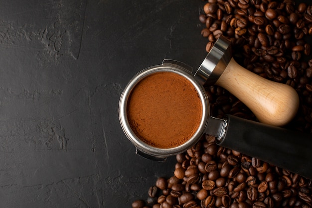 Kostenloses Foto ansicht des für die kaffeepresse verwendeten werkzeugs