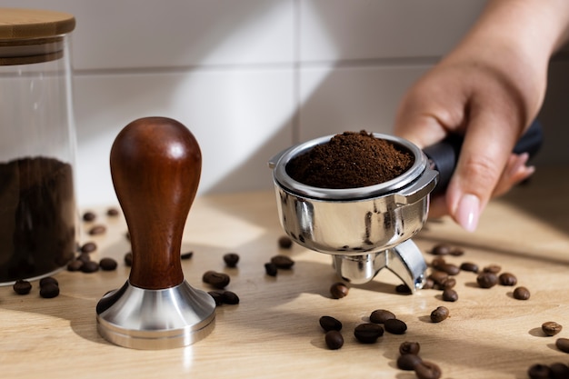 Kostenloses Foto ansicht des in kaffeemaschinen verwendeten werkzeugs